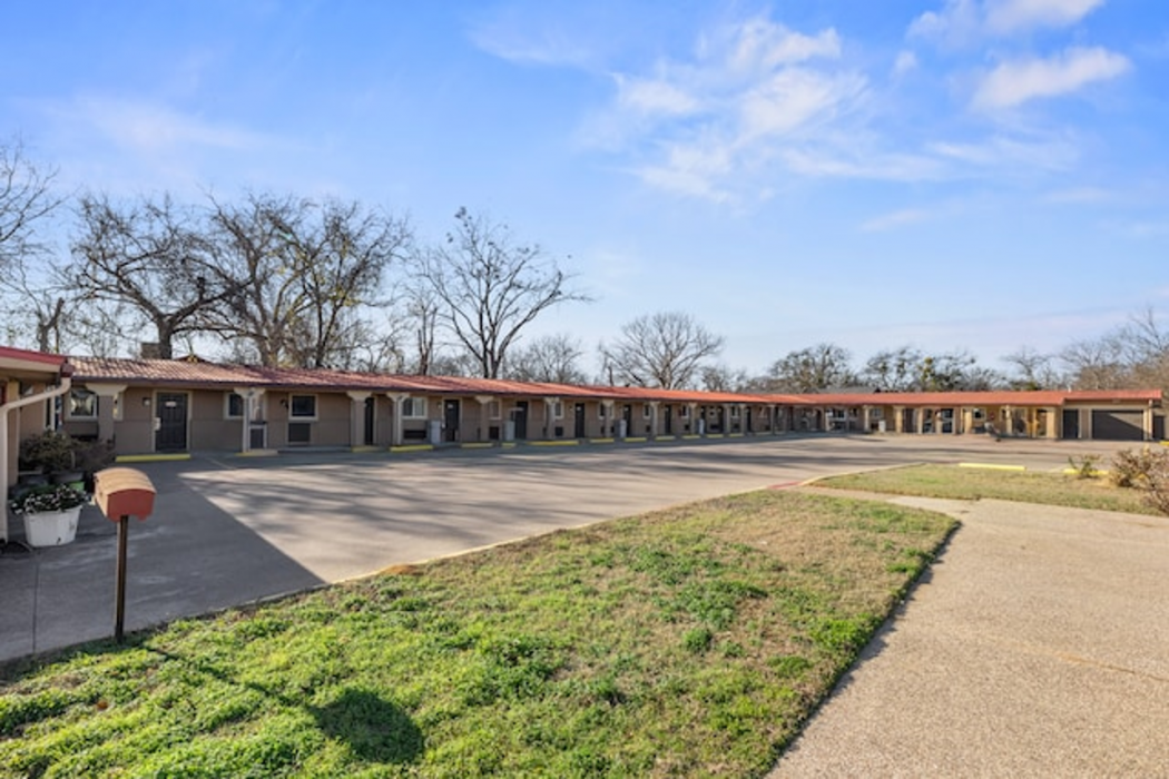 Western Inn by Capital O Cleburne TX in CLEBURNE - TX