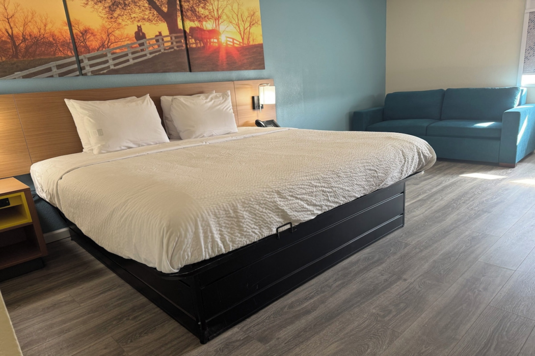 Days Inn & Suites by Wyndham Festus 9/60