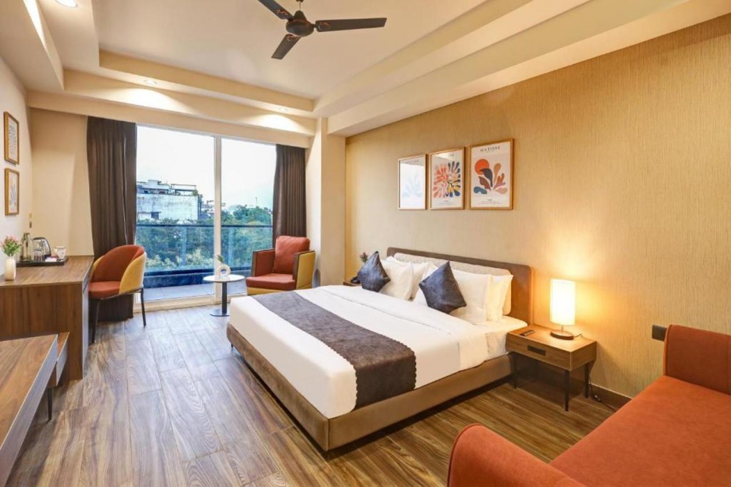 Saltstayz Premier Sector 42 - Golf Course Road 18/62