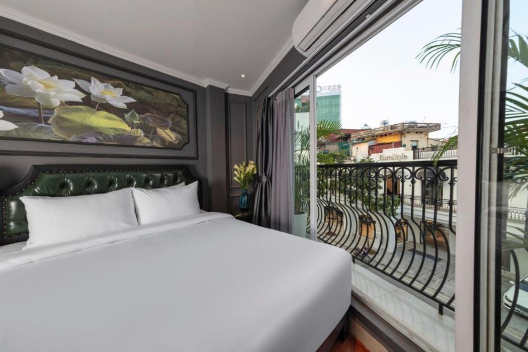 Madelise Stardust Hotel & Travel 7/11