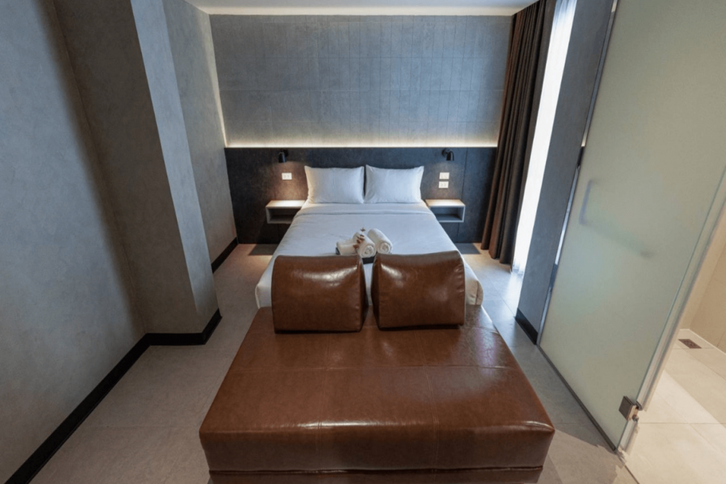 EX2 Hotel 7/11
