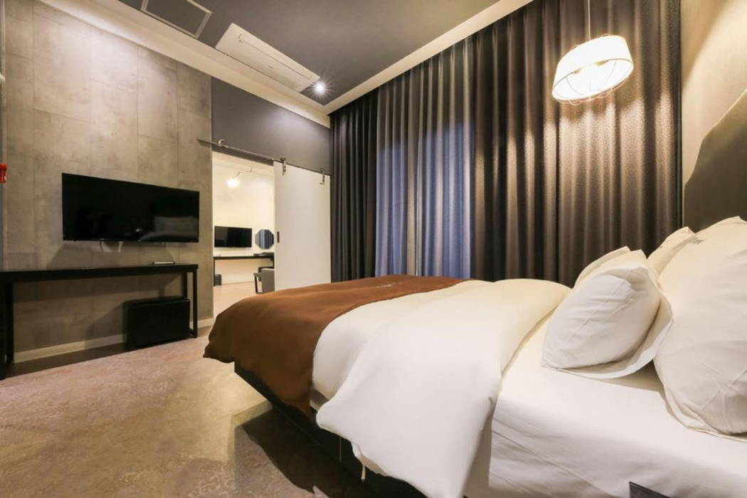 Merry Mud Hotel 9/37