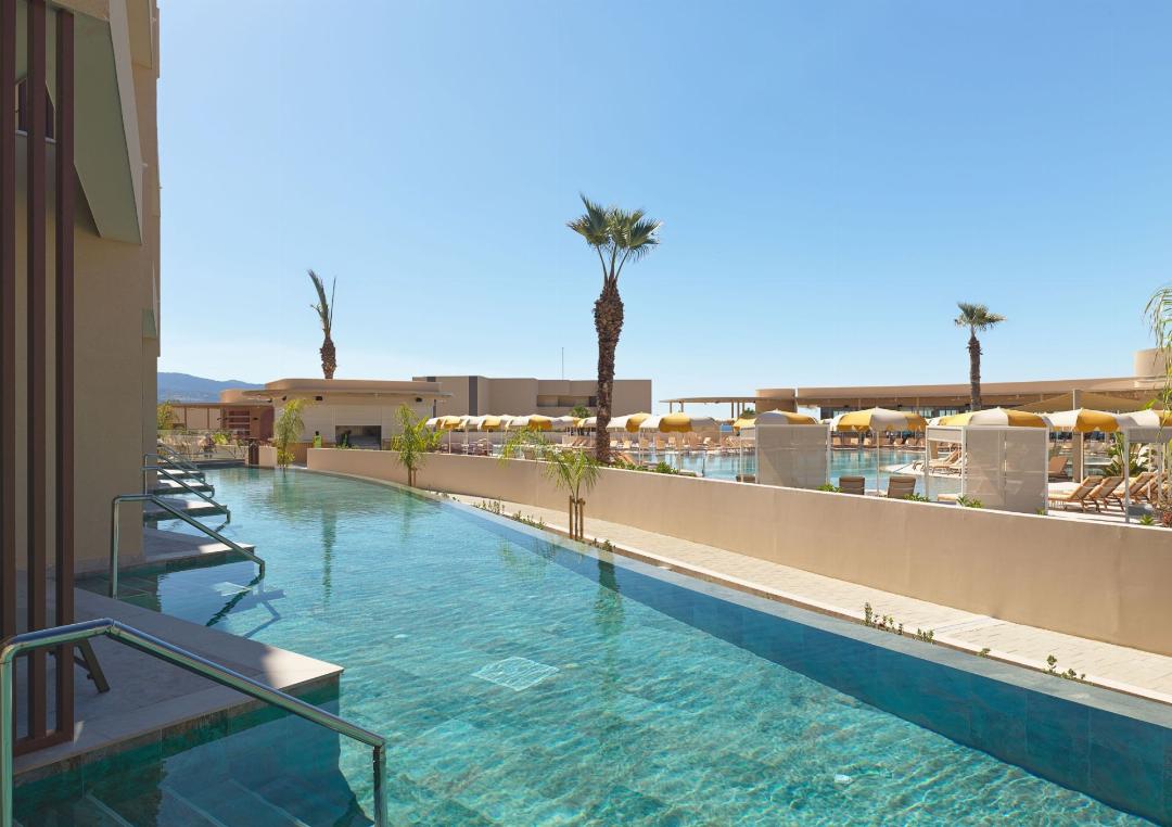 Junior Suite Swim Up Garden view، NALU Latchi, Leonardo Limited Edition 3/5