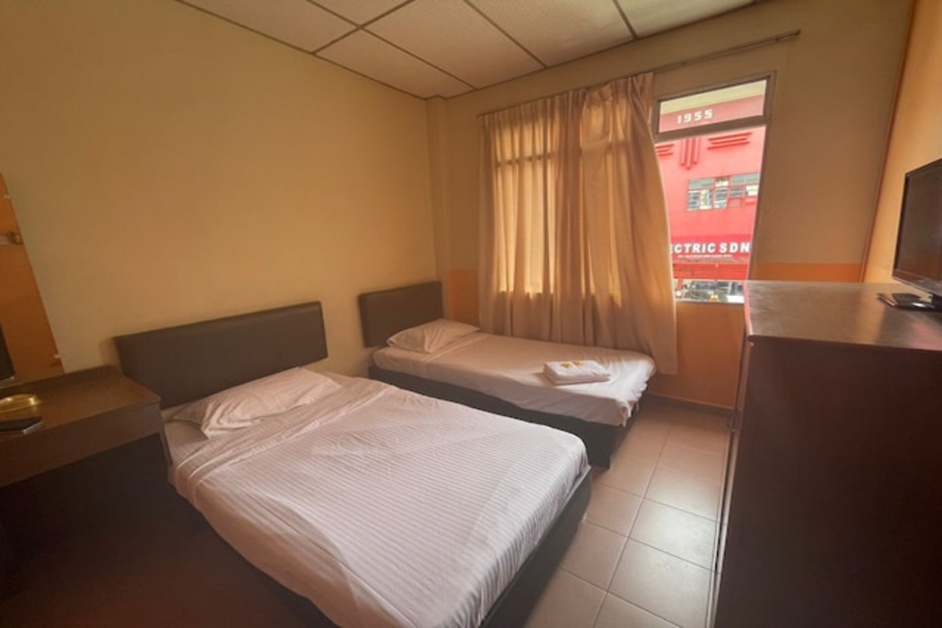 OYO 91284 White House Hotel Kluang 6/9