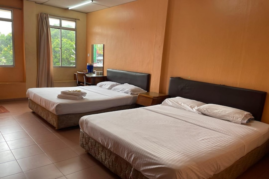 OYO 91284 White House Hotel Kluang 7/9