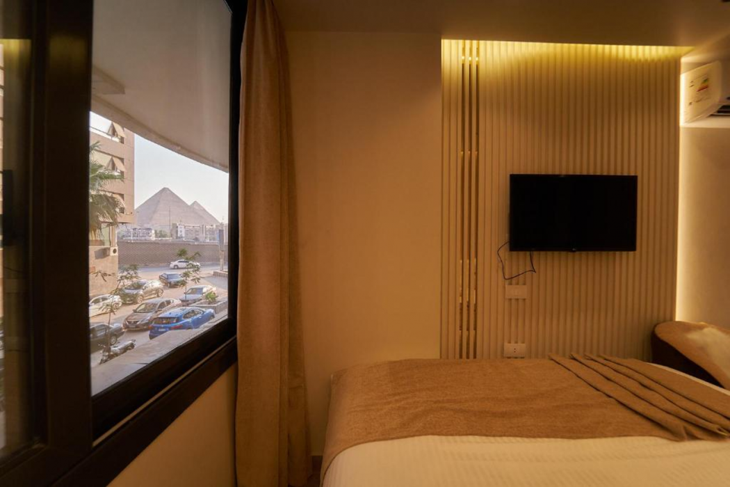 Gold’s Pyramids Hotel 10/42