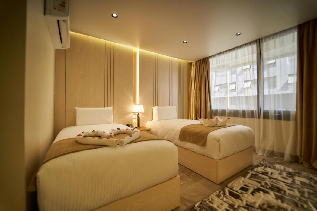 Gold’s Pyramids Hotel 9/42