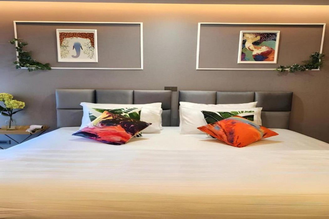 Capital O 75422 Million Pillows 16/48
