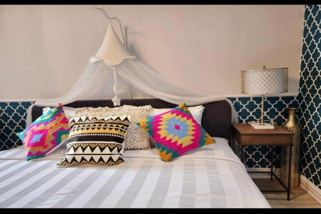 Capital O 75422 Million Pillows 18/48