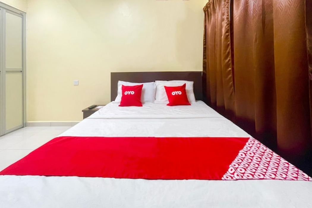 OYO 90369 Safari Hotel Lumut 7/25