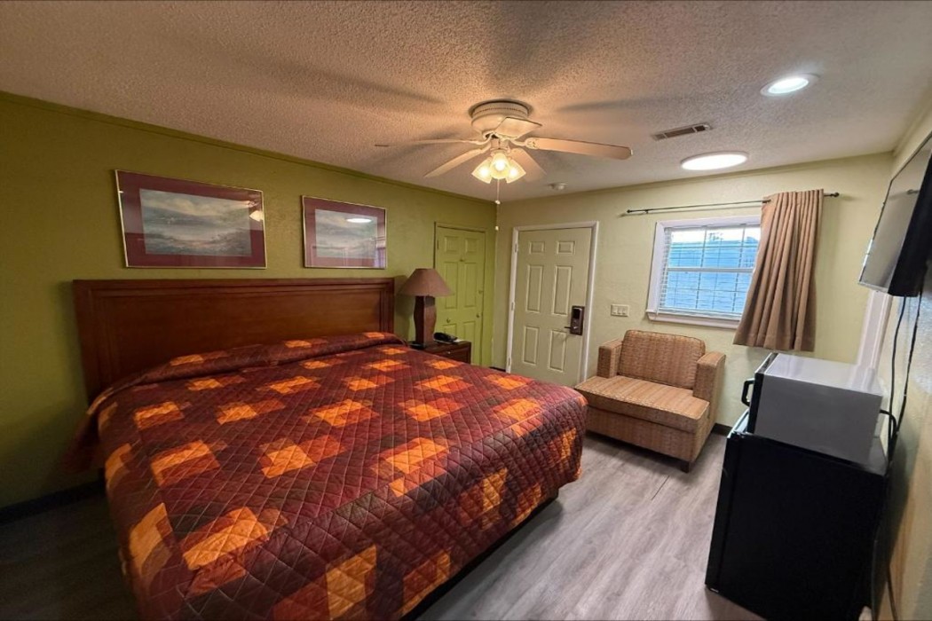 OYO Riveria Motel 6/8