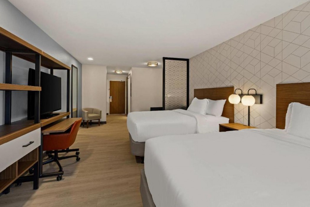 Everhome Suites Denver Airport 10/40