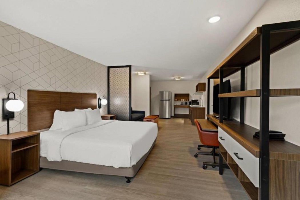 Everhome Suites Denver Airport 11/40
