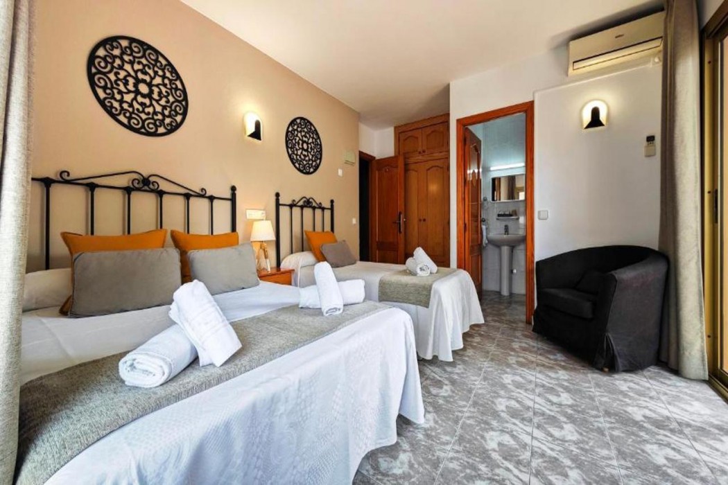 Azuline Hostal Dinamarca 14/35