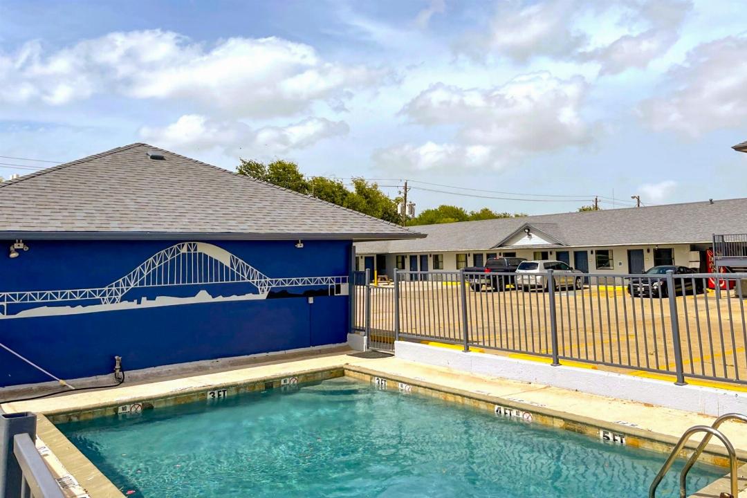 Deluxe Inn & Suites Corpus Christi I 37 18/27