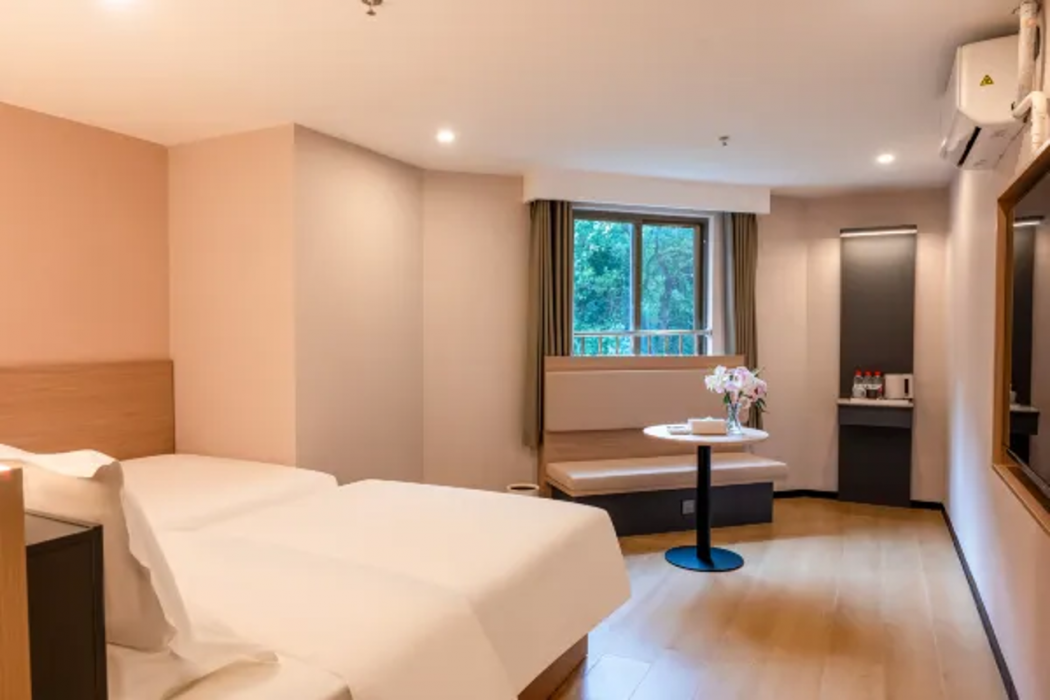 Yuezhi Light Hotel(Guangzhou Eastern Railway Station Yantang Metro Station Store) 14/36