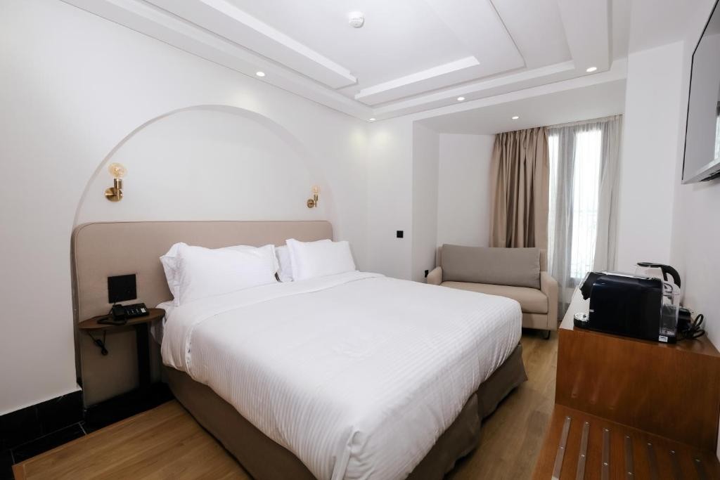 Chic Hotel 8/16