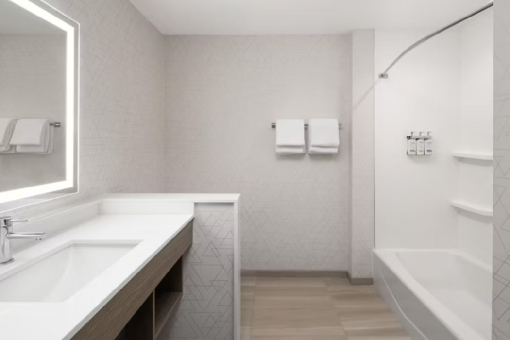 Holiday Inn Express And Suites Anchorage Midtown by IHG 16/60