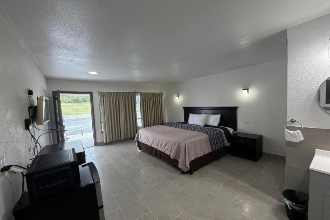 Friendship Inn Near Golf Course Ocala FL 6/14