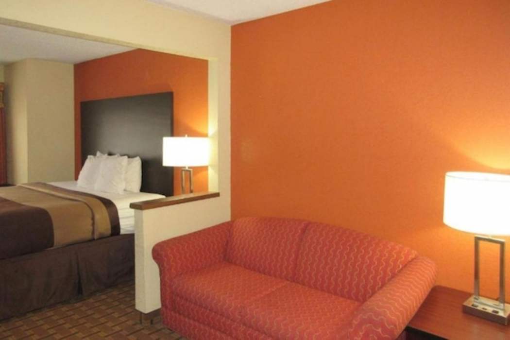 Saint Joseph Inn & Suites Benton Harbor near I-94 8/19
