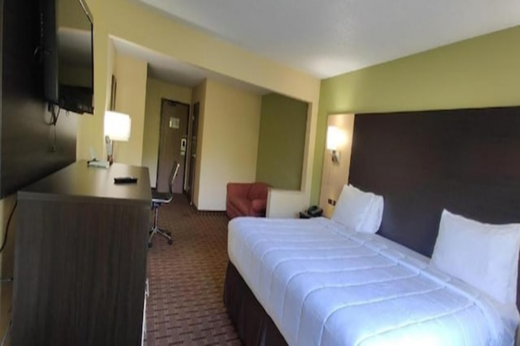 Saint Joseph Inn & Suites Benton Harbor near I-94 6/19