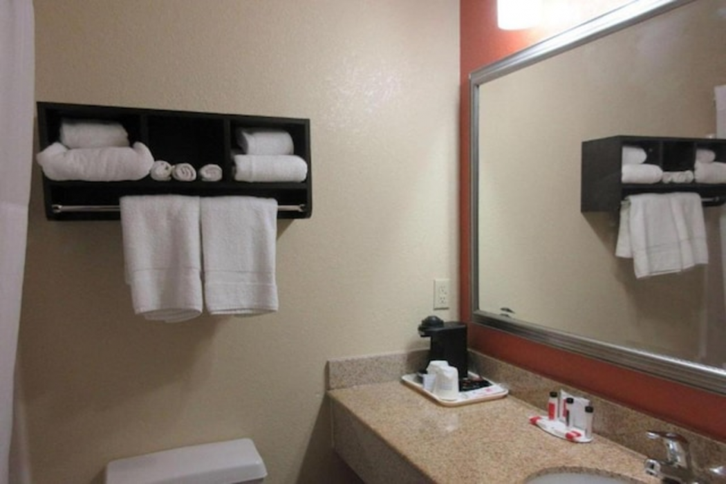 Saint Joseph Inn & Suites Benton Harbor near I-94 18/19