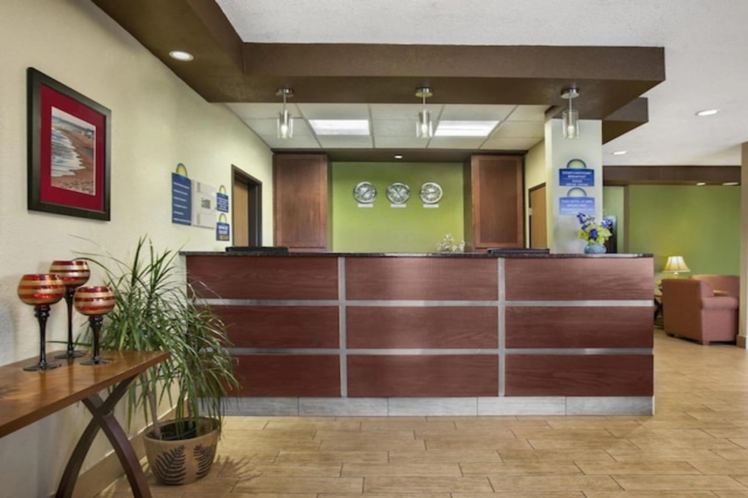 Saint Joseph Inn & Suites Benton Harbor near I-94 13/19