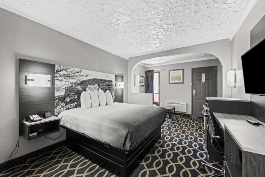 Super 8 by Wyndham Norman West 5/16