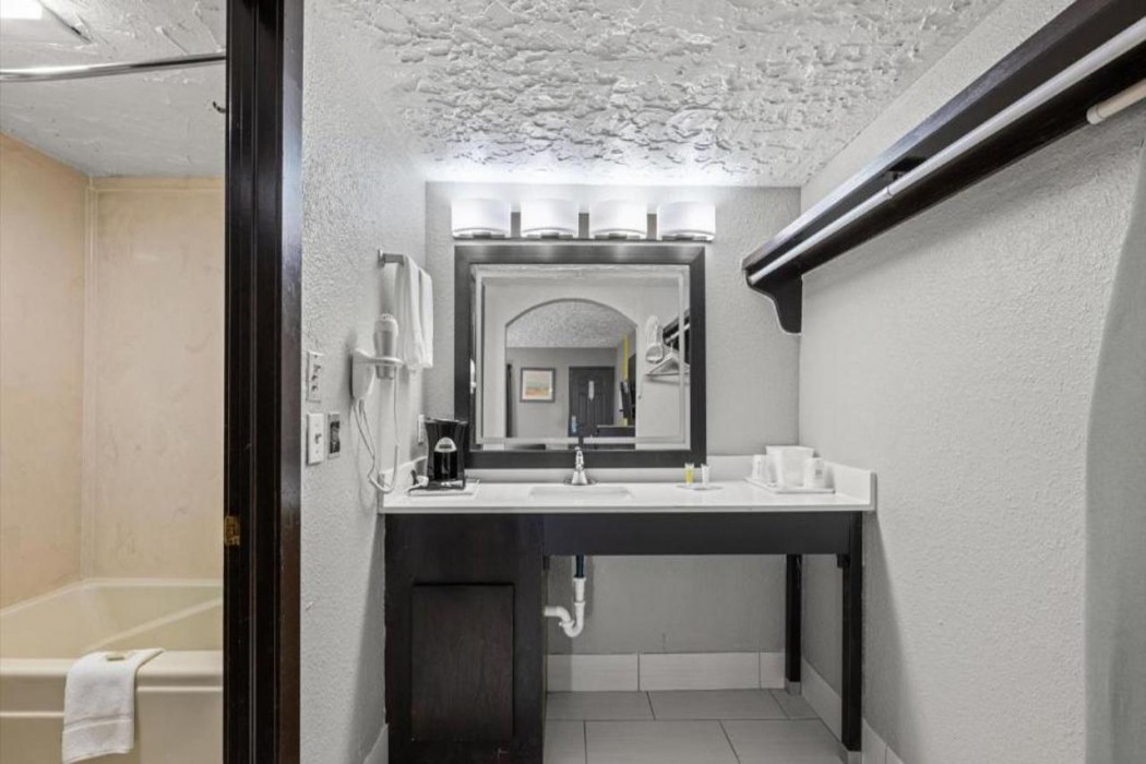 Super 8 by Wyndham Norman West 12/16