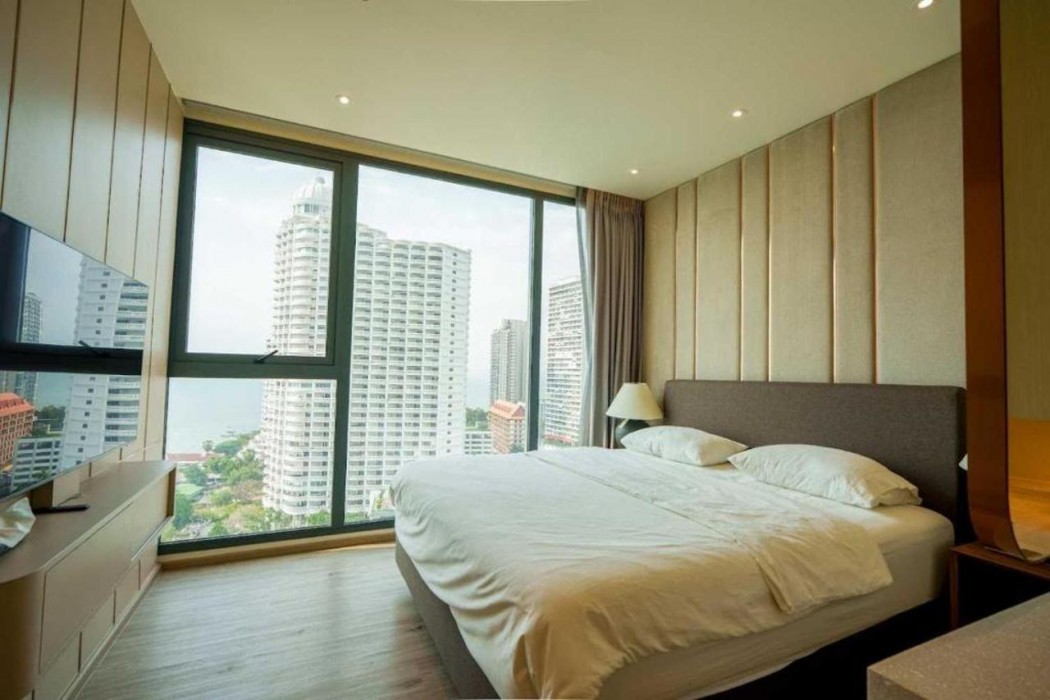 Luxury 2BR Sea View Apartment with Private Lift and Free Parking 13/34