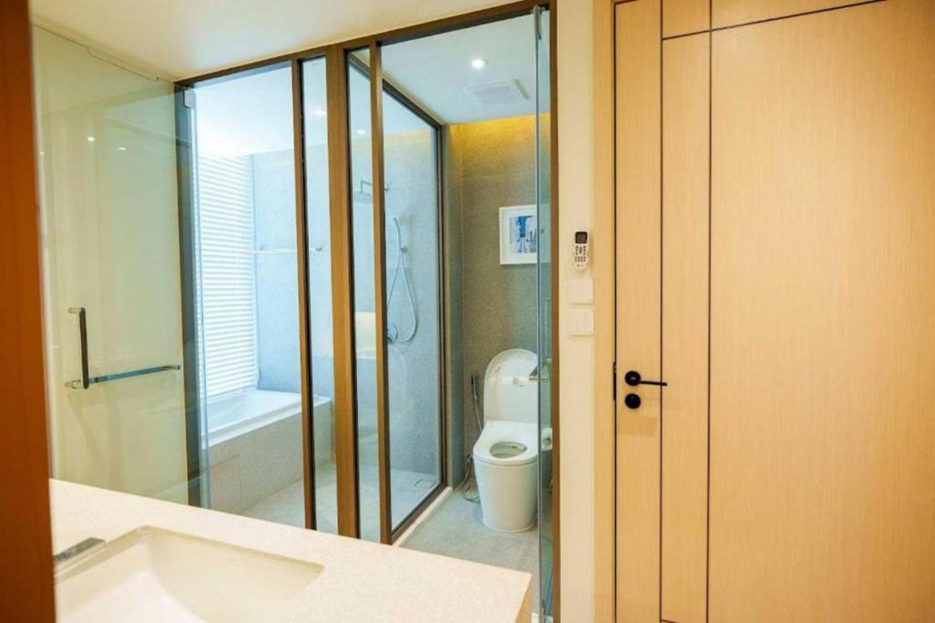 Luxury 2BR Sea View Apartment with Private Lift and Free Parking 29/34