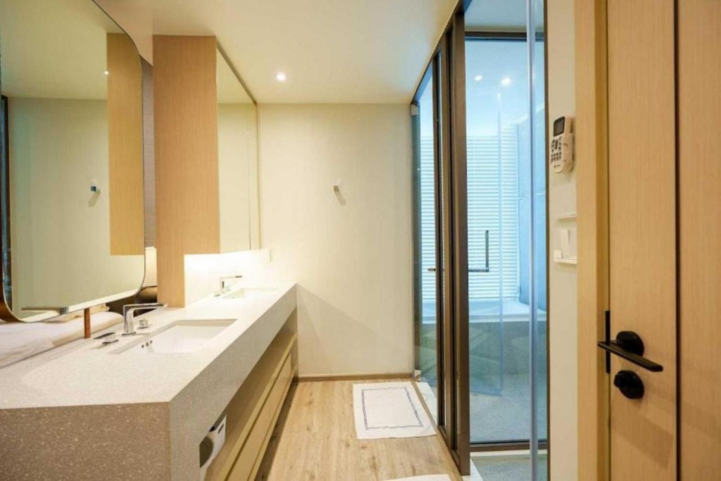 Luxury 2BR Sea View Apartment with Private Lift and Free Parking 26/34
