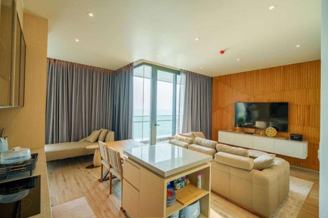 Luxury 2BR Sea View Apartment with Private Lift and Free Parking 15/34