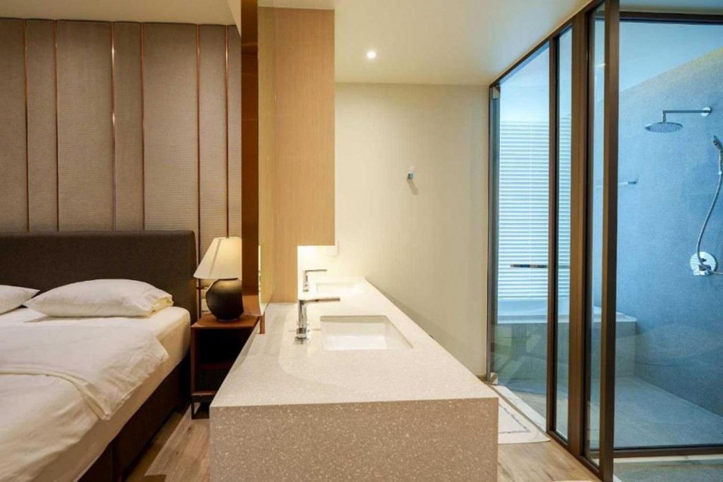 Luxury 2BR Sea View Apartment with Private Lift and Free Parking 14/34