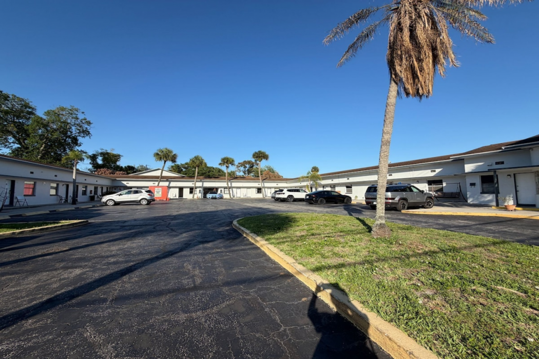 OYO Regency Inn Daytona Beach Near Airport 12/23