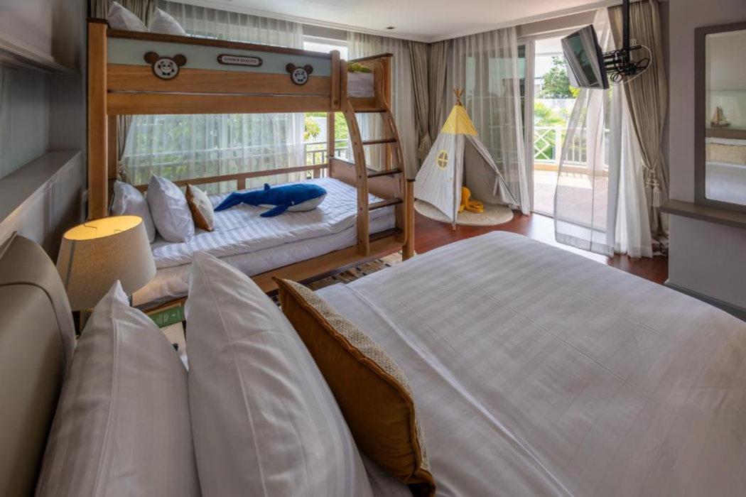 The Delfini Hua Hin 8/16