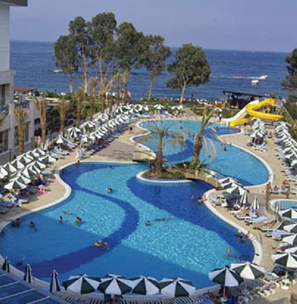 The Maxim Resort 14/16