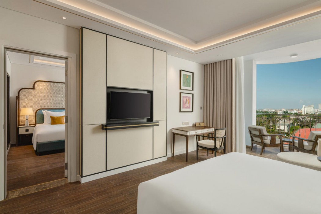 Grand Royal Riverside Hue 8/43