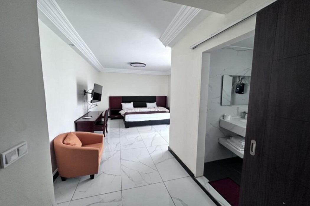 Melia's Hotel 7/22