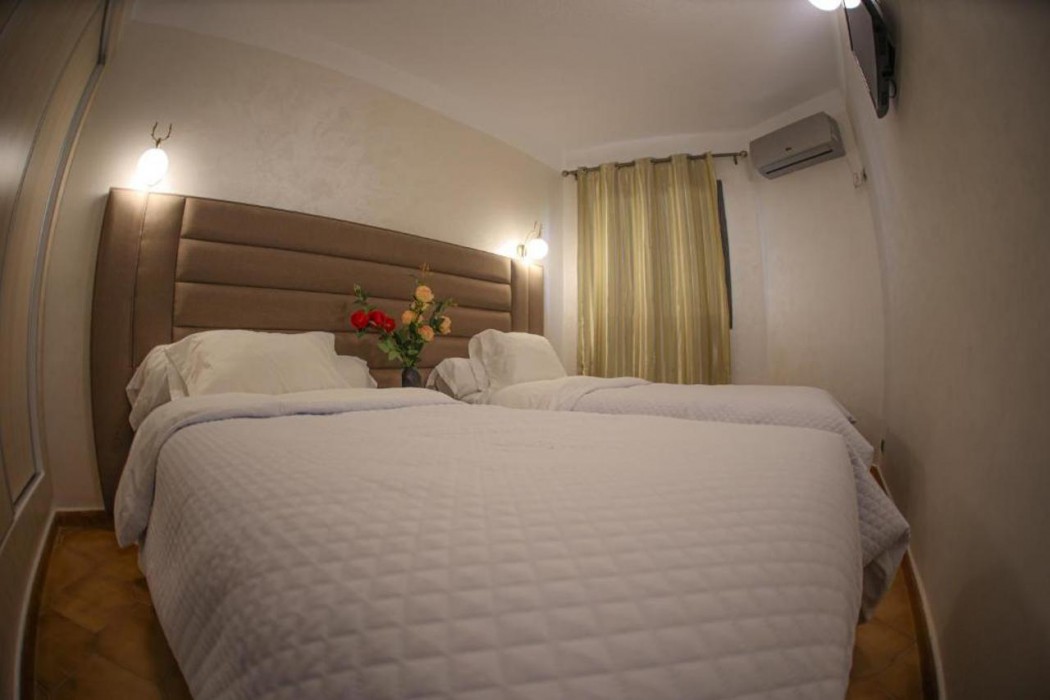 Hotel Des Lilas 8/18