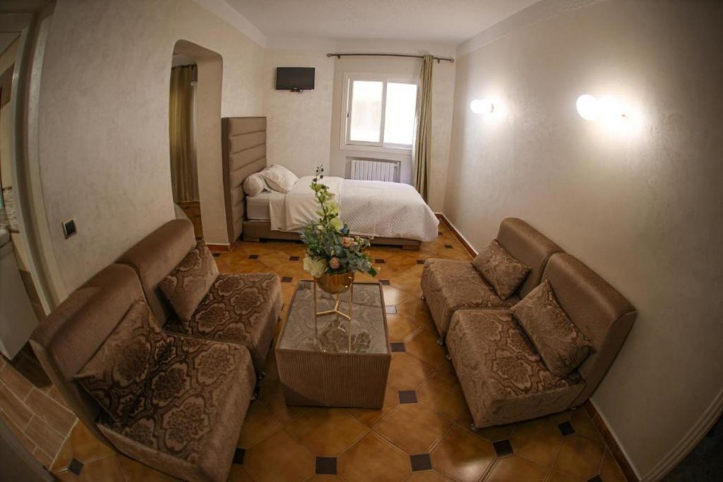 Hotel Des Lilas 11/18