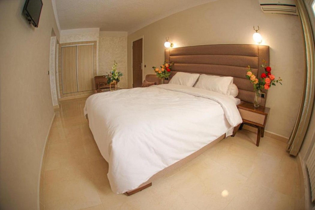 Hotel Des Lilas 9/18