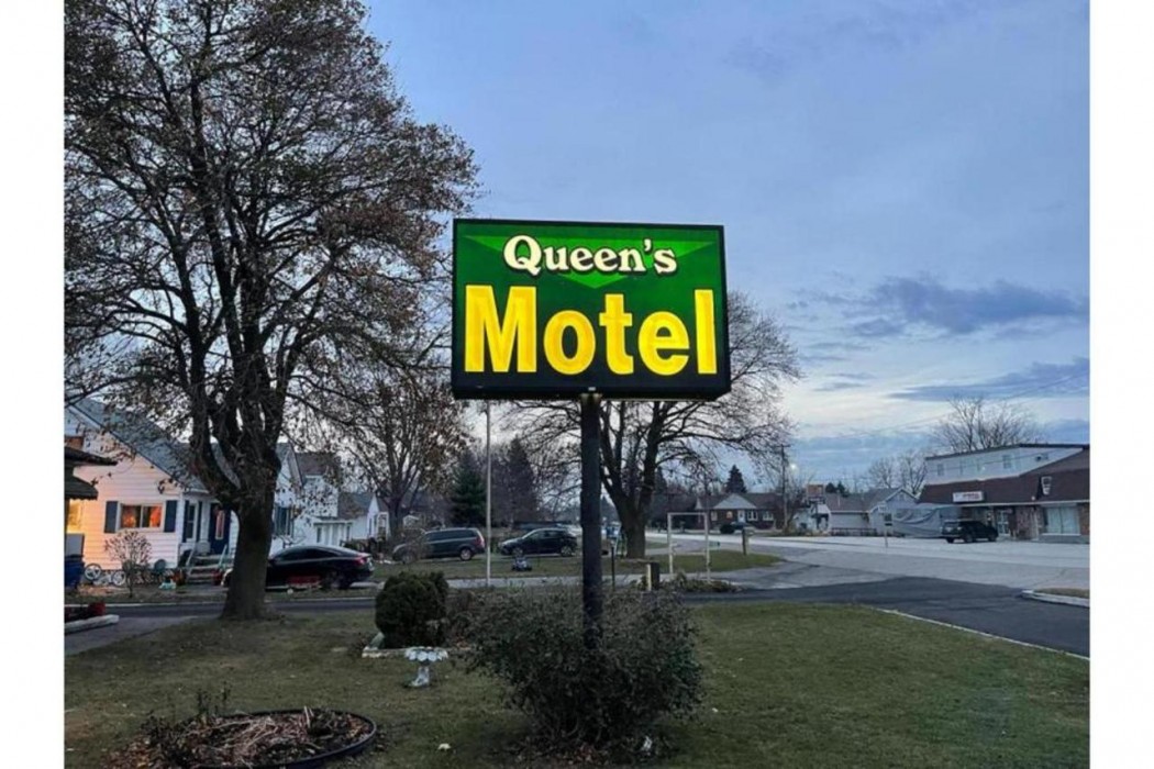 Queens Motel Blenheim Near Lake Erie ON in CHATHAM - ONTARIO
