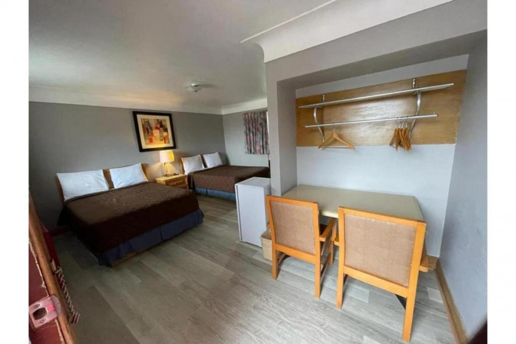 Queens Motel Blenheim Near Lake Erie ON 11/20