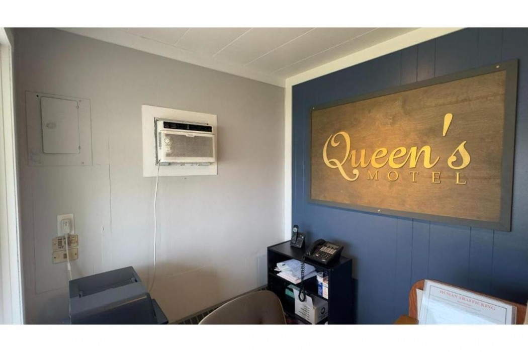 Queens Motel Blenheim Near Lake Erie ON 6/20