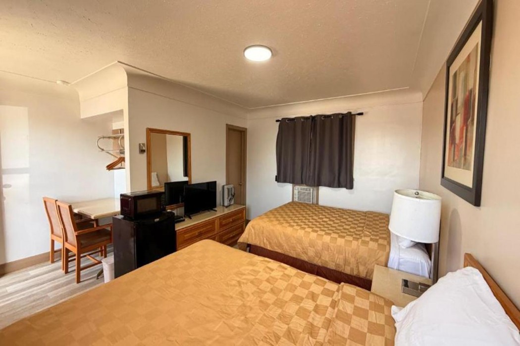 Queens Motel Blenheim Near Lake Erie ON 12/20