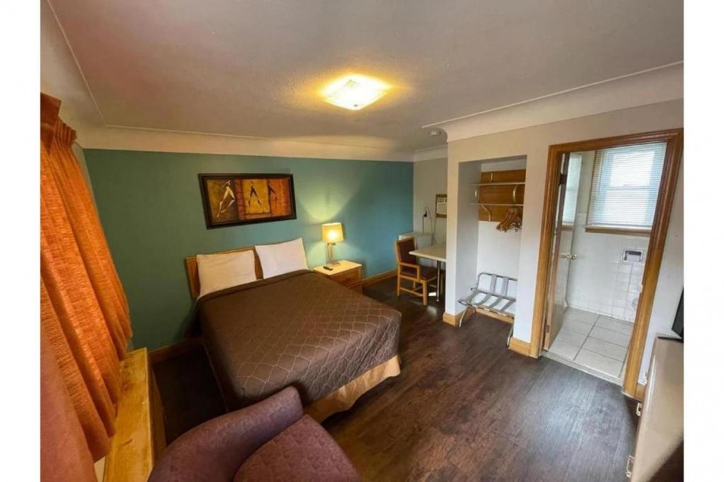Queens Motel Blenheim Near Lake Erie ON 7/20