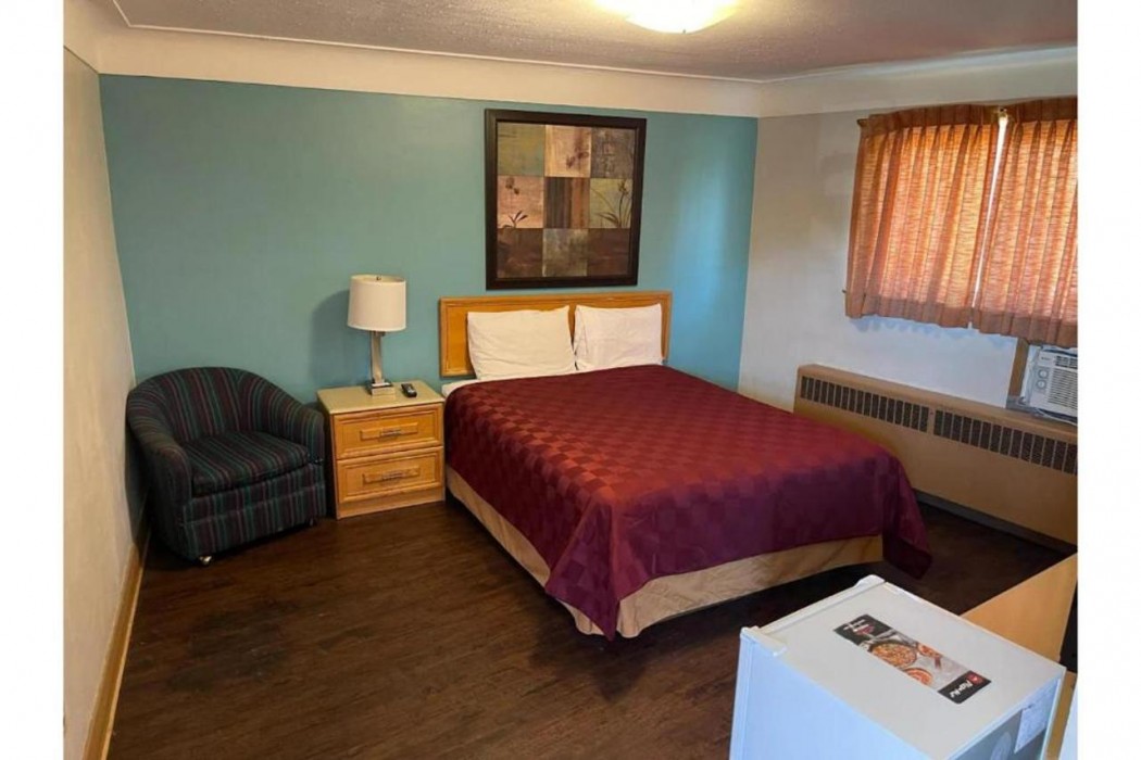 Queens Motel Blenheim Near Lake Erie ON 8/20