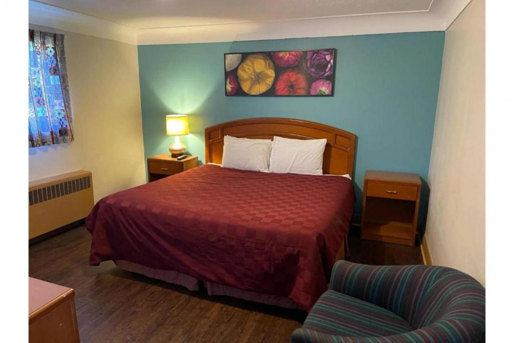 Queens Motel Blenheim Near Lake Erie ON 9/20