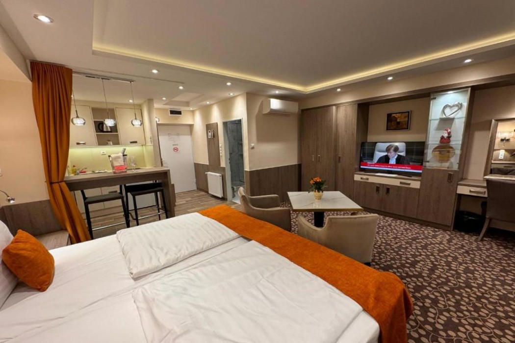 Hotel Charles 18/67